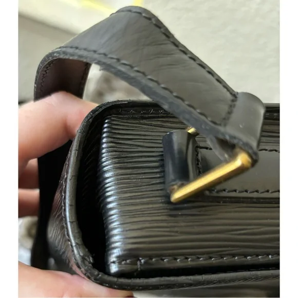 Louis Vuitton Epi St. Cloud GM Crossbody 🖤☁️ - Picture 9 of 15